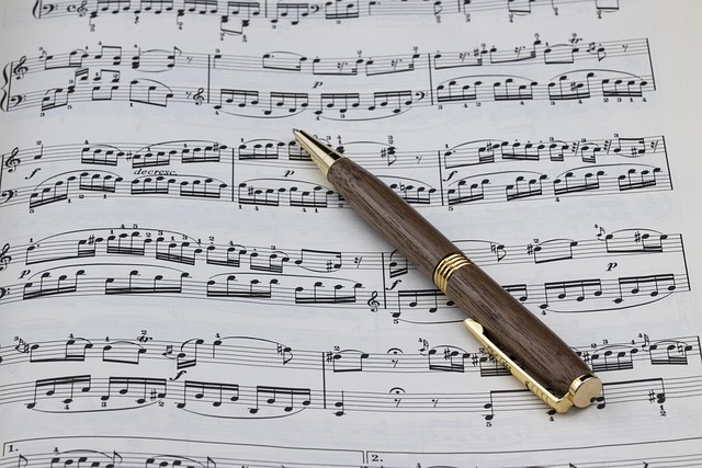 Spartiti musicali su leggio